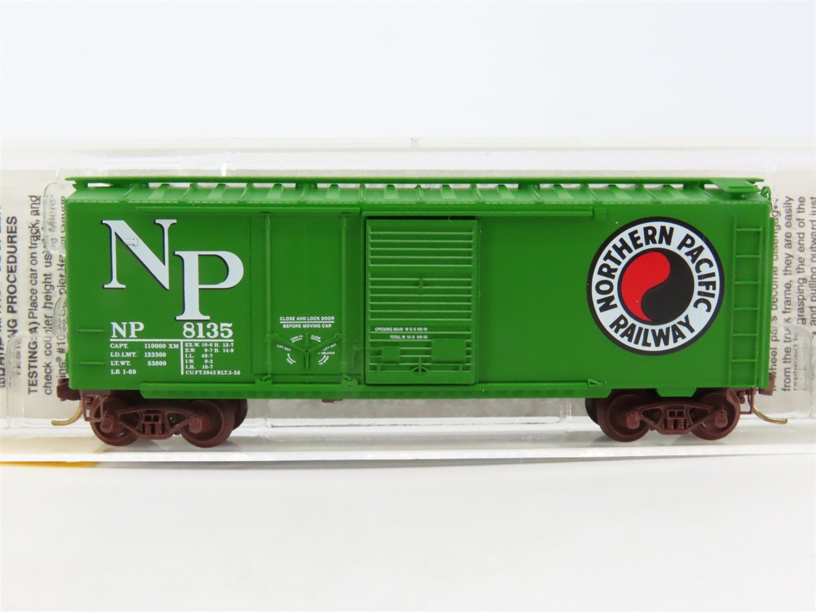 N Scale Micro-Trains MTL 22090 NP Northern Pacific 40' Standard Boxcar #8135
