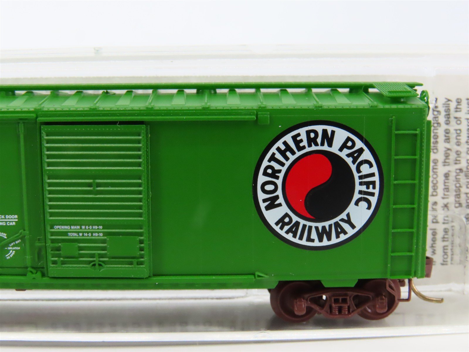 N Scale Micro-Trains MTL 22090 NP Northern Pacific 40' Standard Boxcar #8135