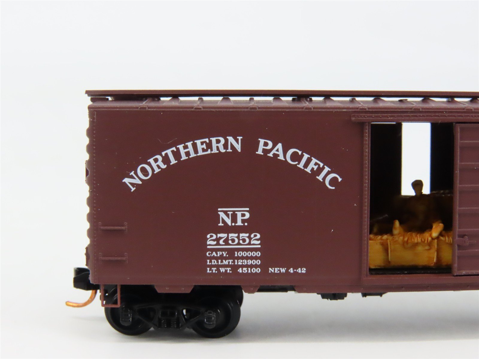 N Scale Micro-Trains 02000980 NP Northern Pacific 40' Box Car 27552 RTR