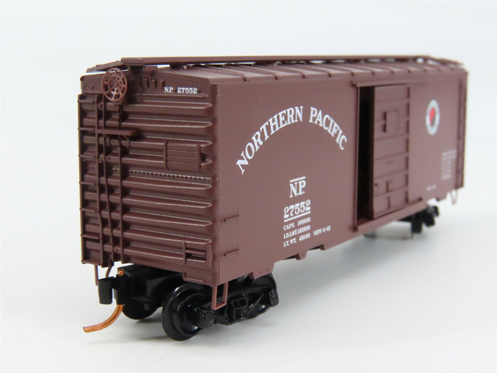 N Scale Micro-Trains 02000980 NP Northern Pacific 40' Box Car 27552 RTR