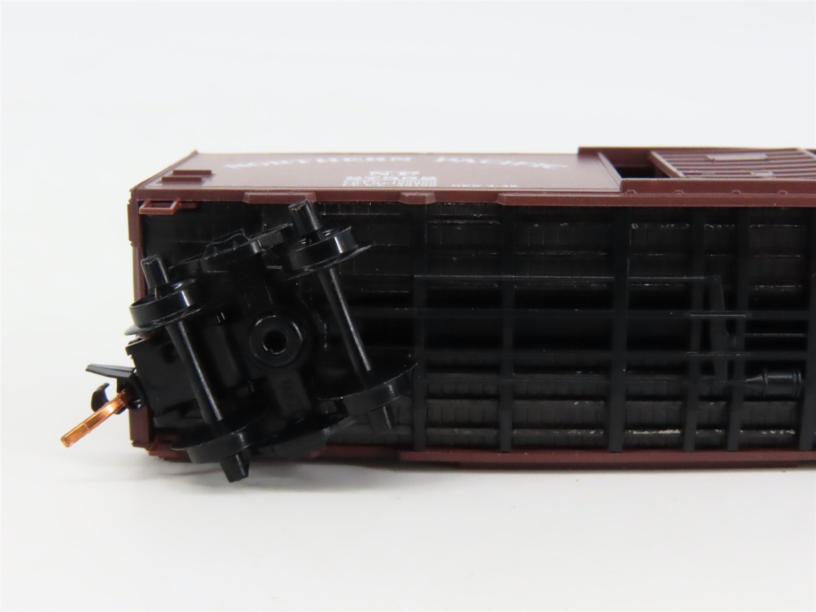 N Scale Micro-Trains 02000980 NP Northern Pacific 40' Box Car 27552 RTR