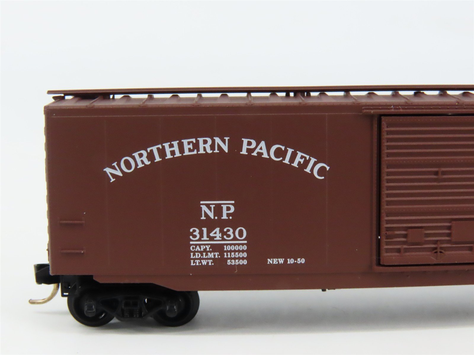 N Scale Micro-Trains 31060 NP Northern Pacific 50' Box Car 31430 RTR