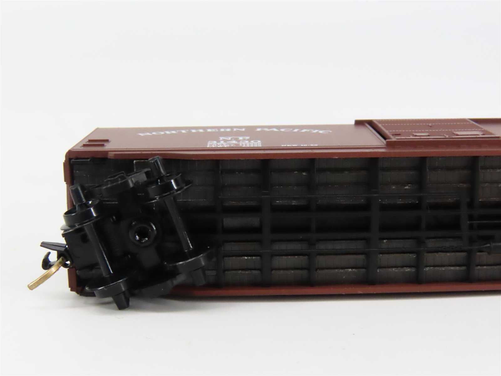 N Scale Micro-Trains 31060 NP Northern Pacific 50' Box Car 31430 RTR