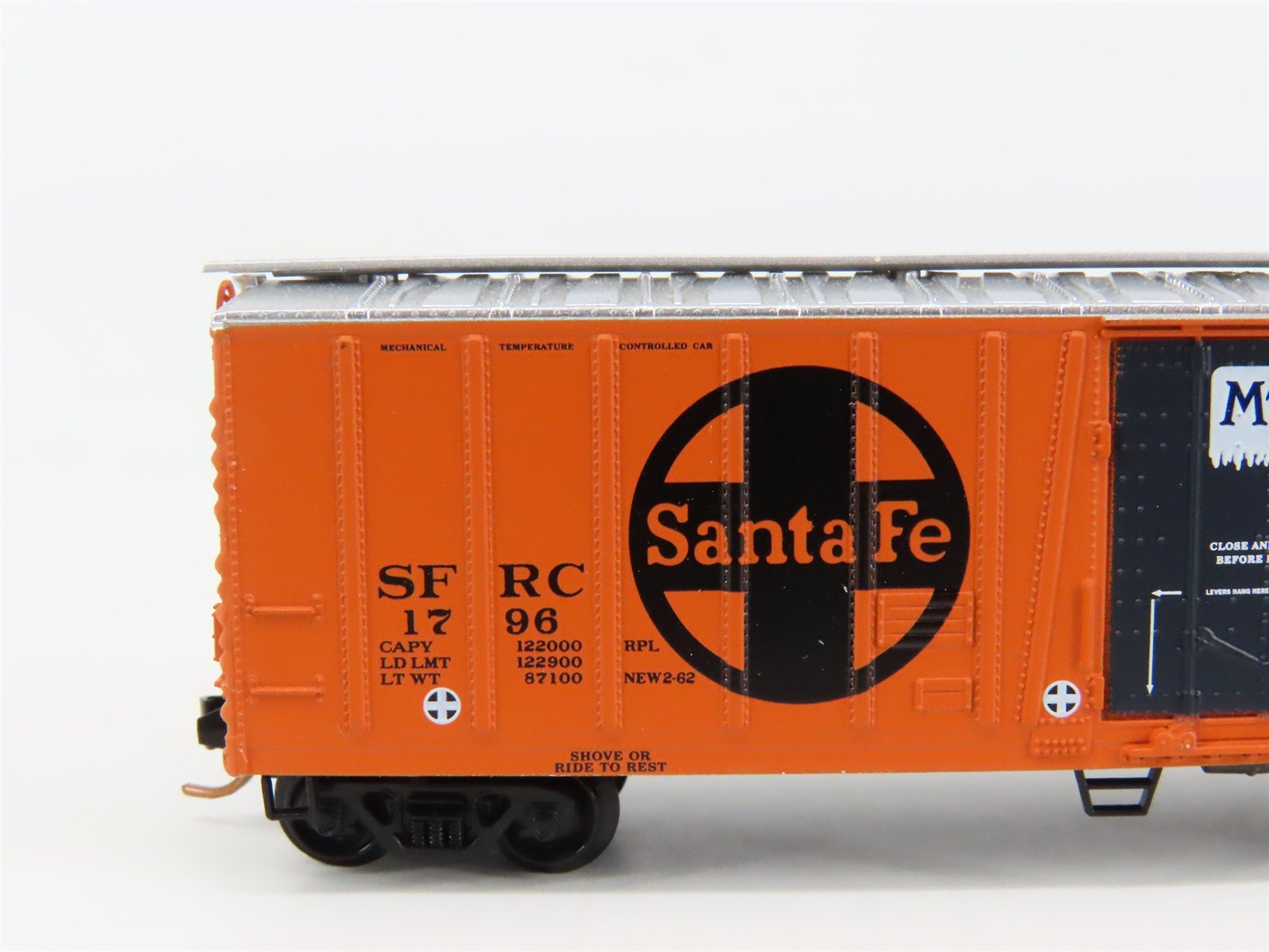N Scale Micro-Trains 70070 SFRC Santa Fe 51' Reefer 1796 RTR