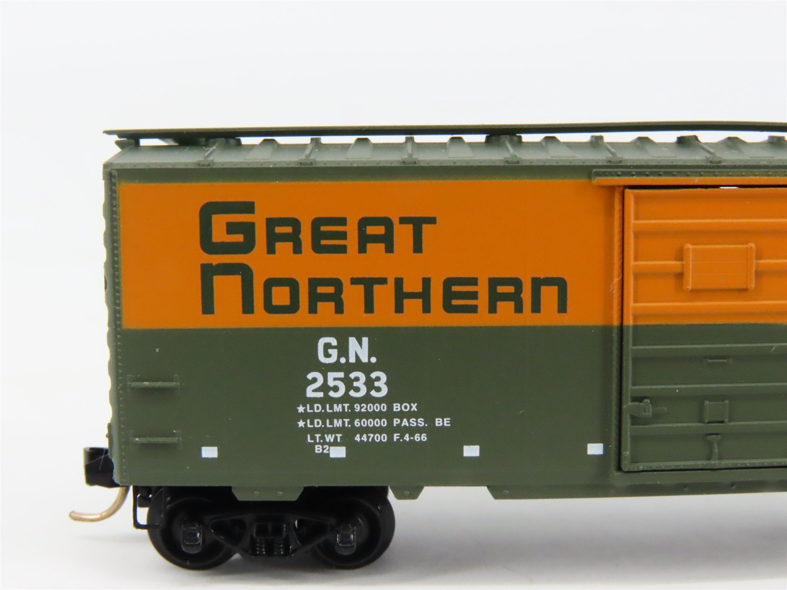 N Scale Micro-Trains GN Great Northern 40' Box Car 2533 RTR