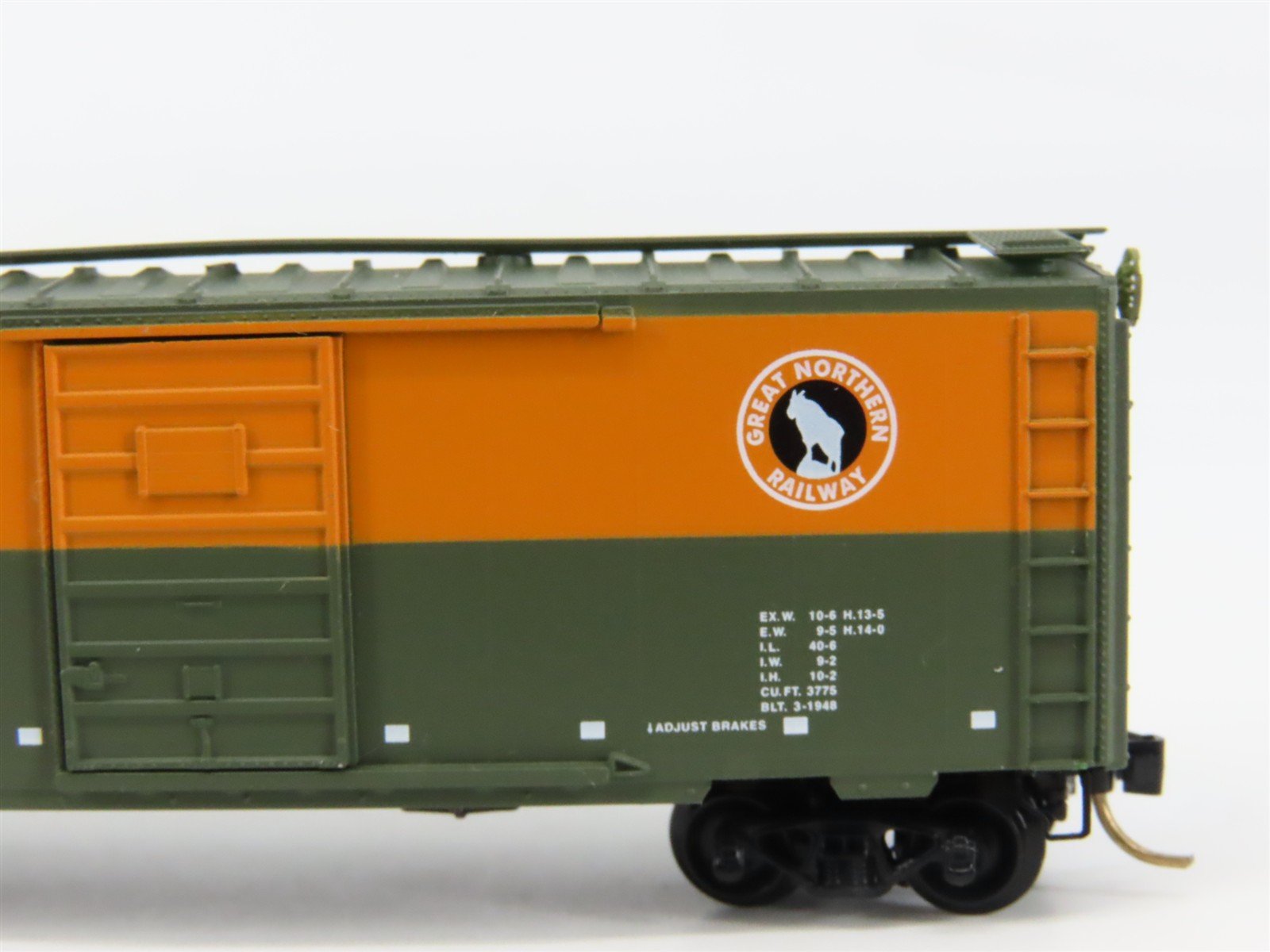 N Scale Micro-Trains GN Great Northern 40' Box Car 2533 RTR