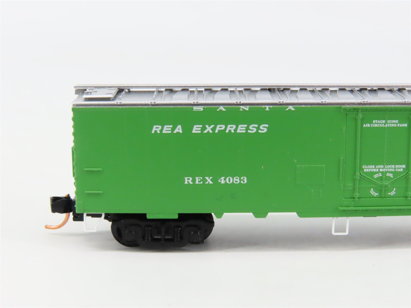N Scale Micro-Trains 52030 REX Santa Fe / REA 52' Reefer 4083 RTR