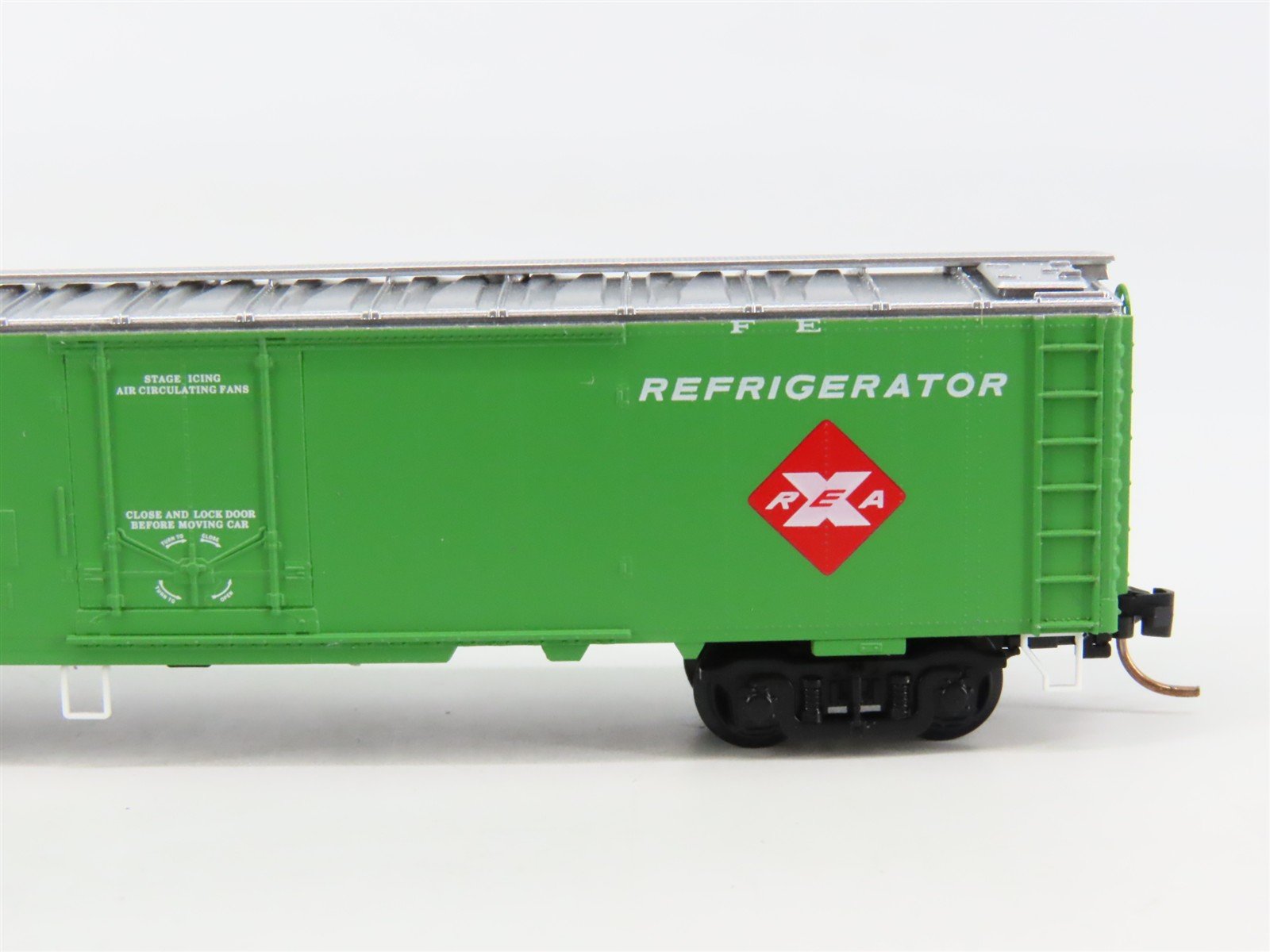 N Scale Micro-Trains 52030 REX Santa Fe / REA 52' Reefer 4083 RTR