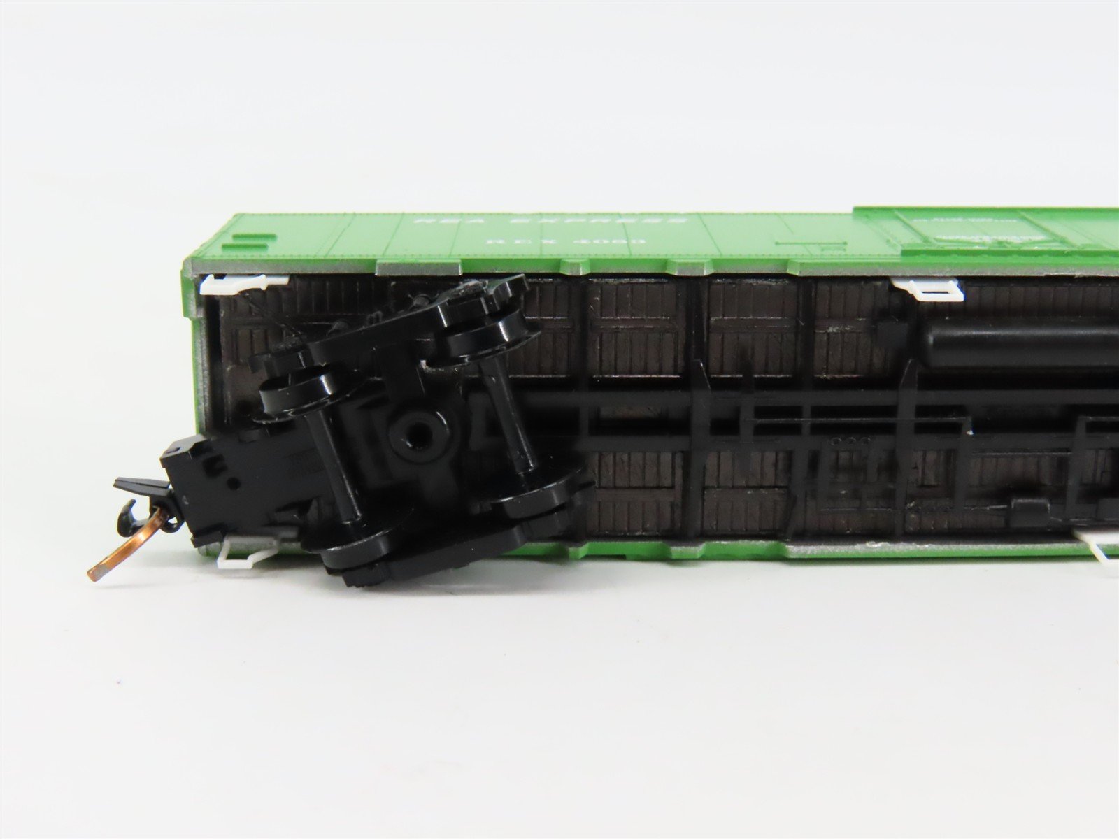 N Scale Micro-Trains 52030 REX Santa Fe / REA 52' Reefer 4083 RTR