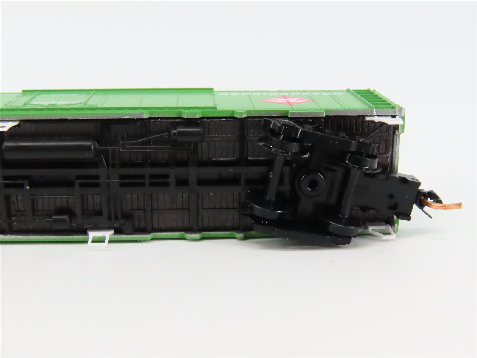 N Scale Micro-Trains 52030 REX Santa Fe / REA 52' Reefer 4083 RTR
