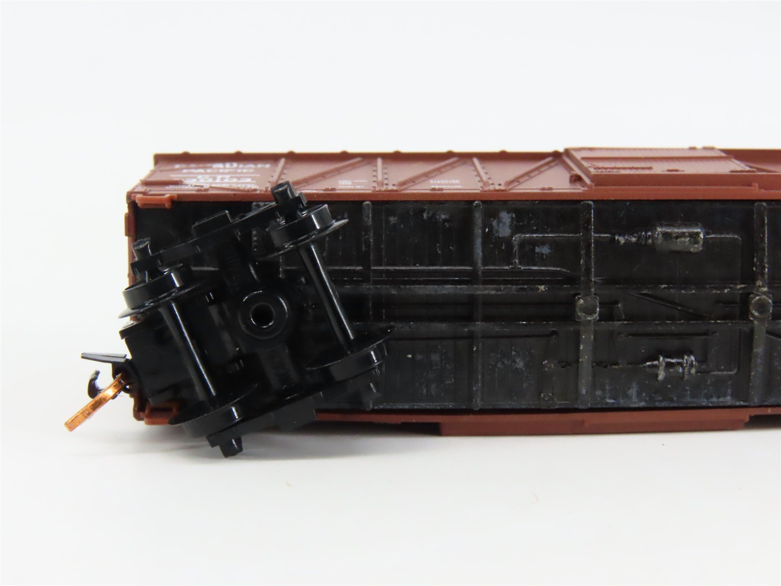 N Scale Micro-Trains 02800120 CP Canadian Pacific 40' Box Car 230103 RTR
