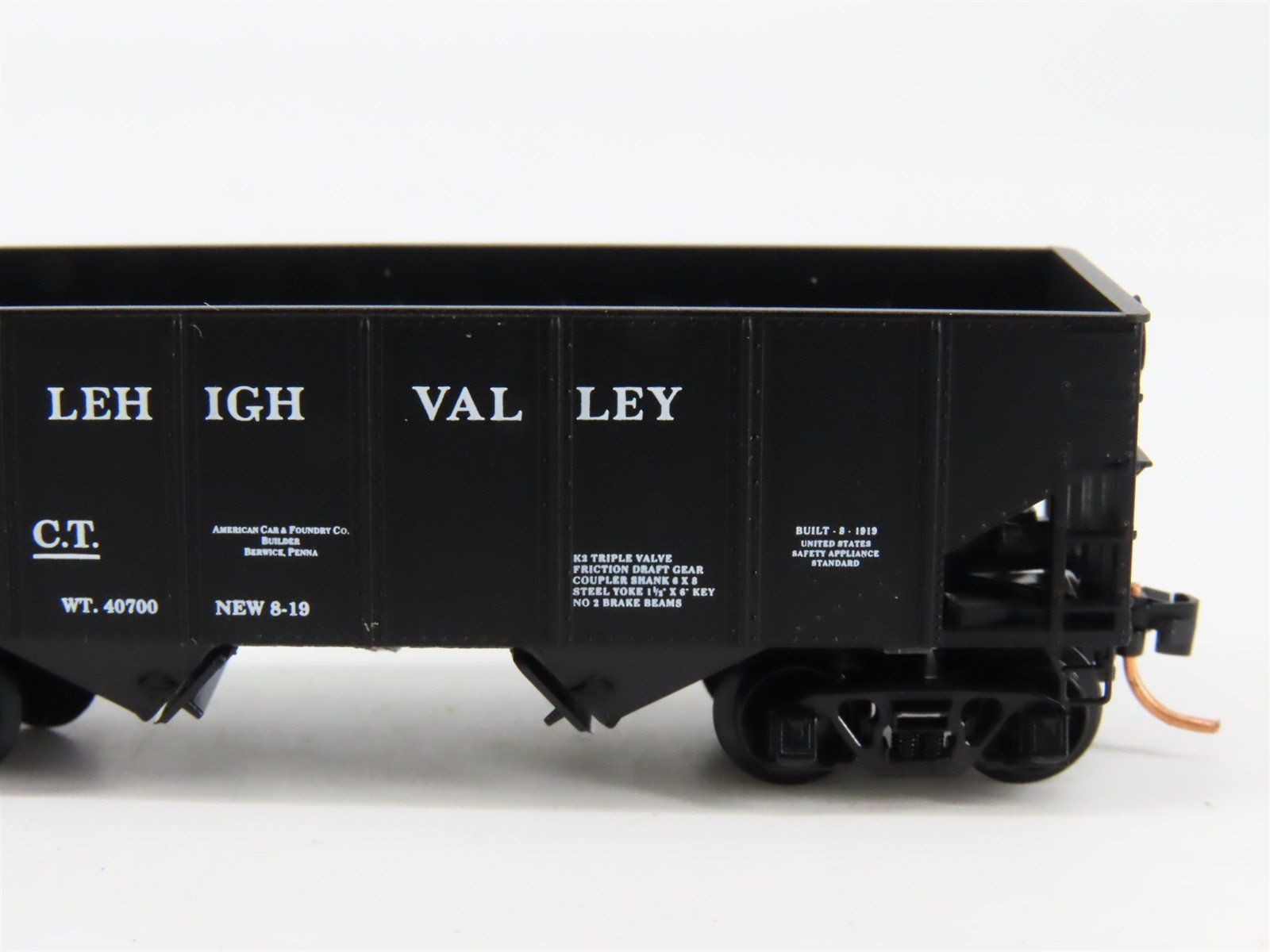 N Scale Micro-Trains 56330 LV Lehigh Valley 33' Hopper 27432 RTR