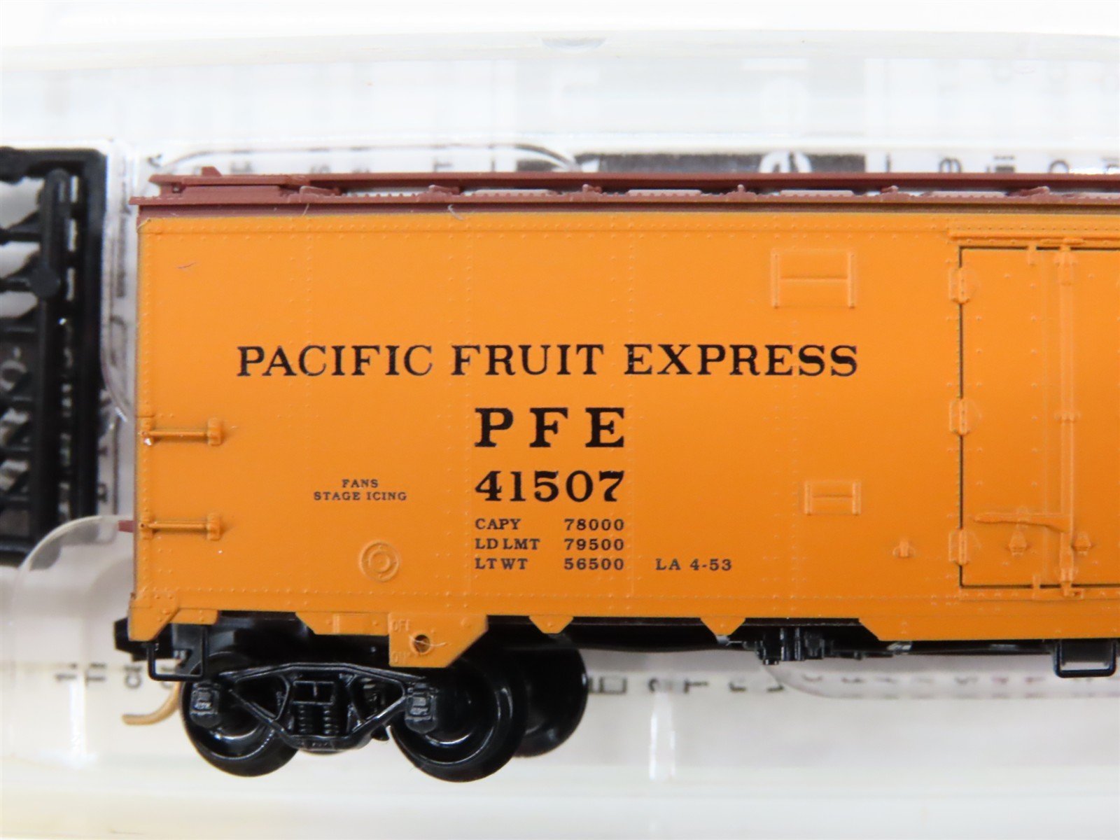 N Scale Micro-Trains 59520 PFE Pacific Fruit Express 40' Reefer 41507 RTR