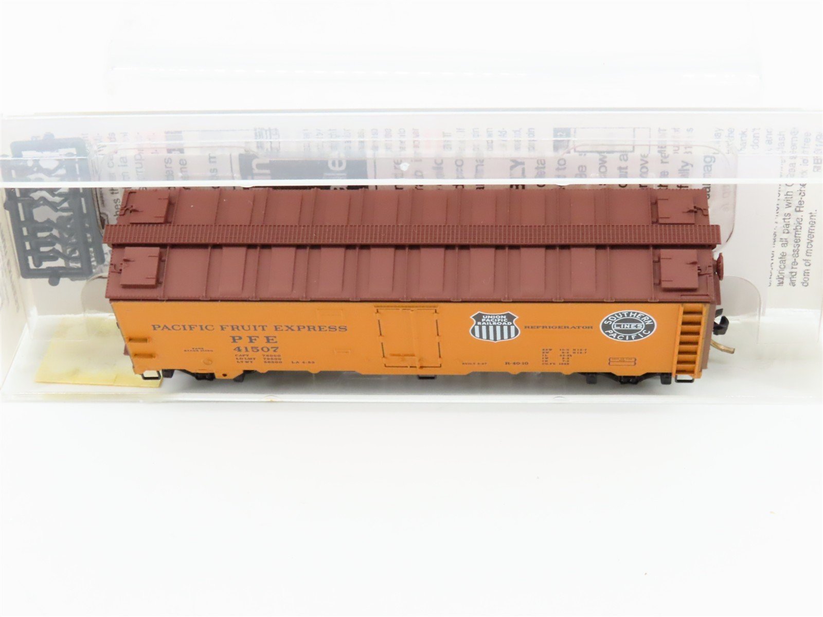 N Scale Micro-Trains 59520 PFE Pacific Fruit Express 40' Reefer 41507 RTR