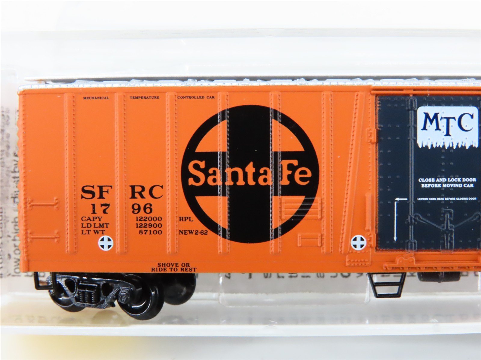 N Scale Micro-Trains 70070 ATSF Santa Fe 51' Reefer 1796 RTR
