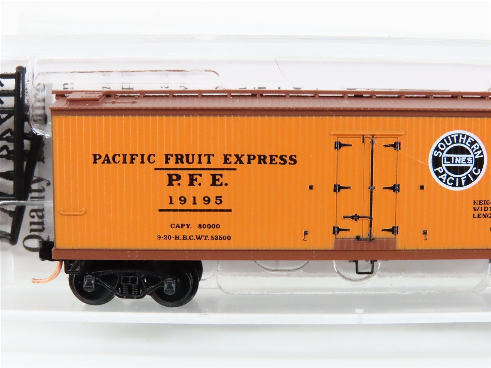 N Scale Micro-Trains MTL 47060 SP UP PFE Pacific Fruit Express 40' Reefer #19195