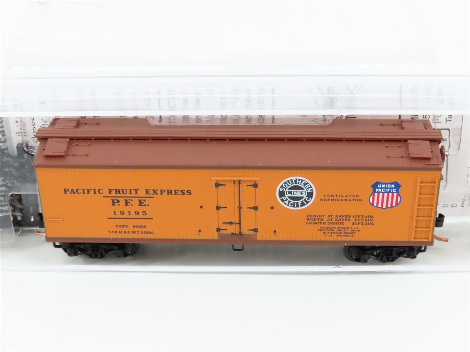 N Scale Micro-Trains MTL 47060 SP UP PFE Pacific Fruit Express 40' Reefer #19195
