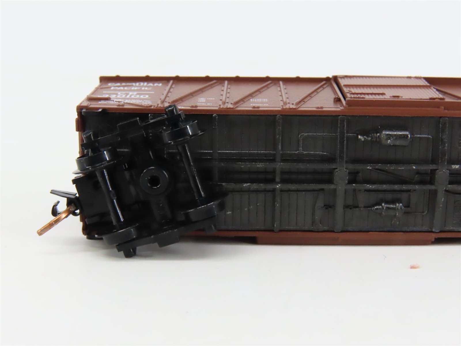 N Scale Micro-Trains 28120 CP Canadian Pacific 40' Box Car 230100 RTR