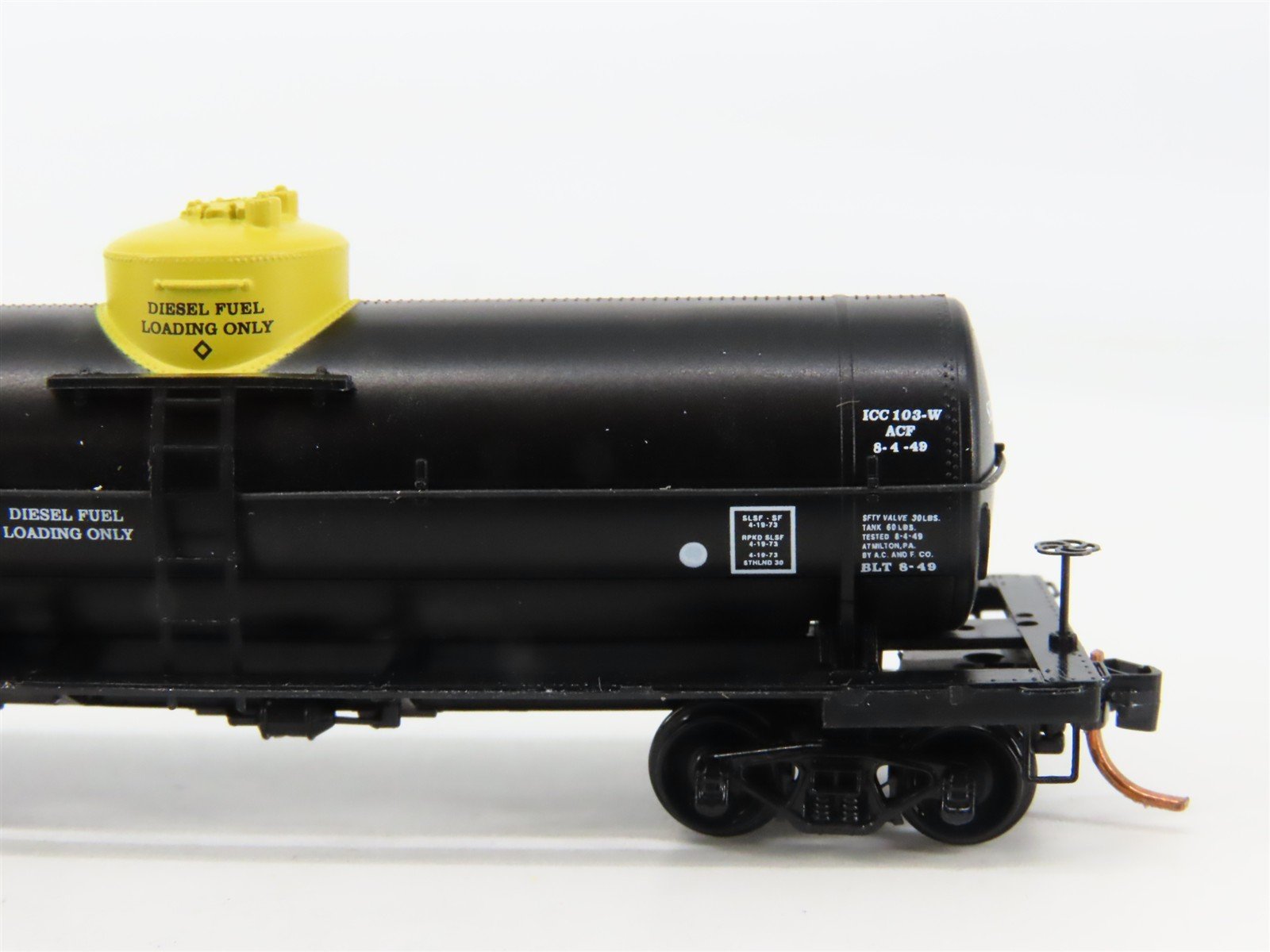 N Scale Micro-Trains 06500712 39' Single Dome Tank Car RTR