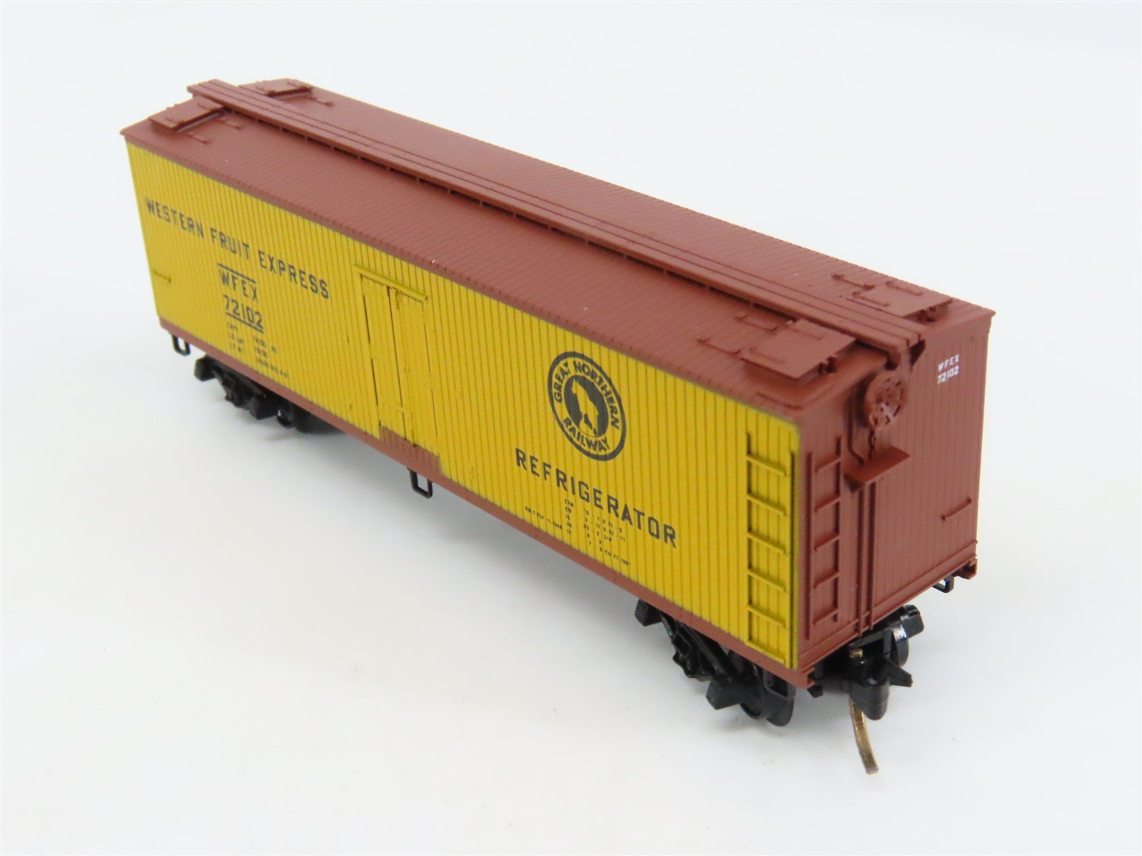 N Scale Micro-Trains 47330 Western Fruit Express 40' Wood-Sheathed Reefer RTR