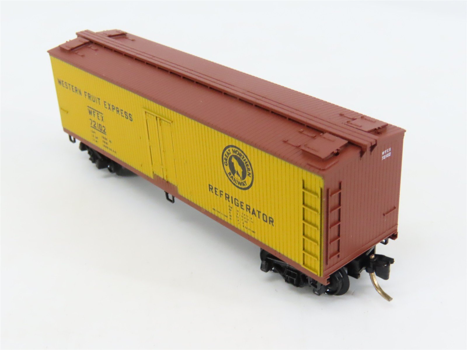N Scale Micro-Trains 47330 Western Fruit Express 40' Wood-Sheathed Reefer RTR