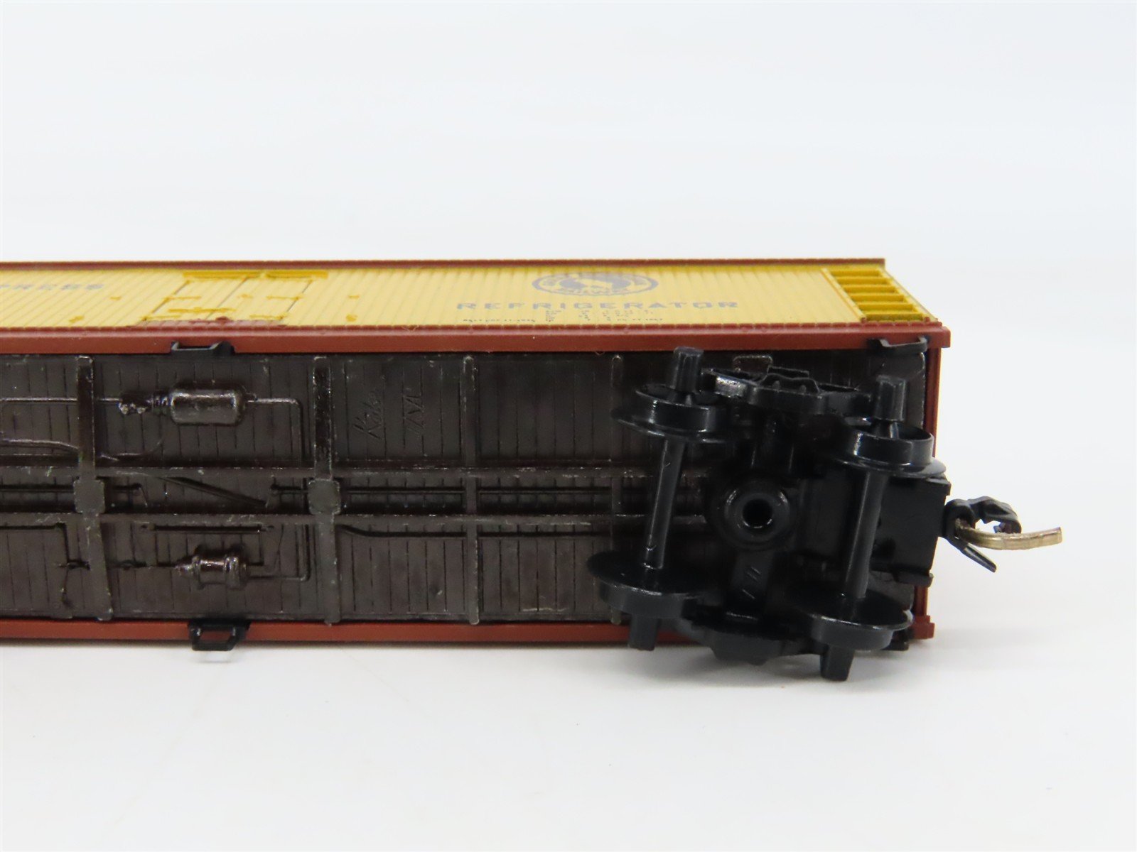 N Scale Micro-Trains 47330 Western Fruit Express 40' Wood-Sheathed Reefer RTR
