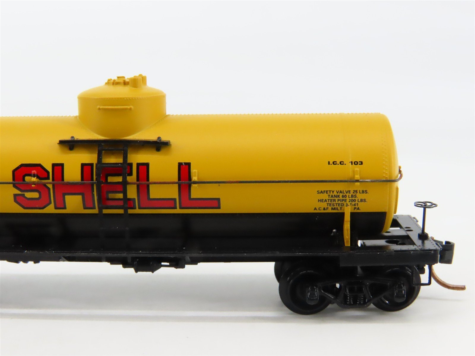 N Scale Micro-Trains SCCX Shell Oil Company Tank Car 1114 RTR