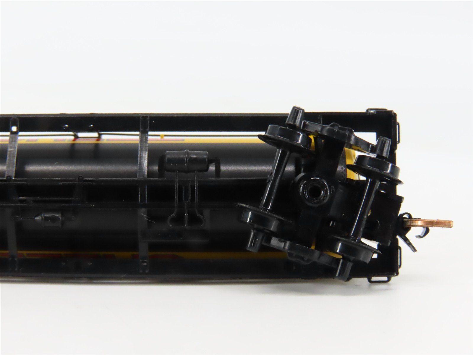 N Scale Micro-Trains SCCX Shell Oil Company Tank Car 1114 RTR