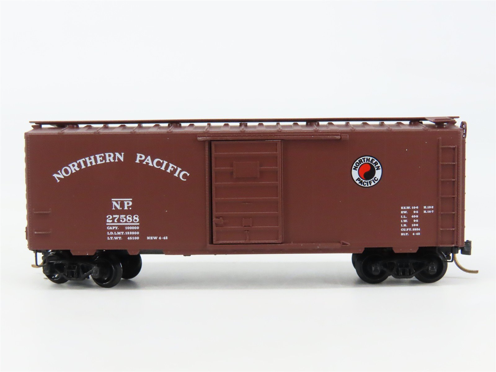 N Scale Micro-Trains 20980 NP Northern Pacific 40' Box Car 27588 RTR