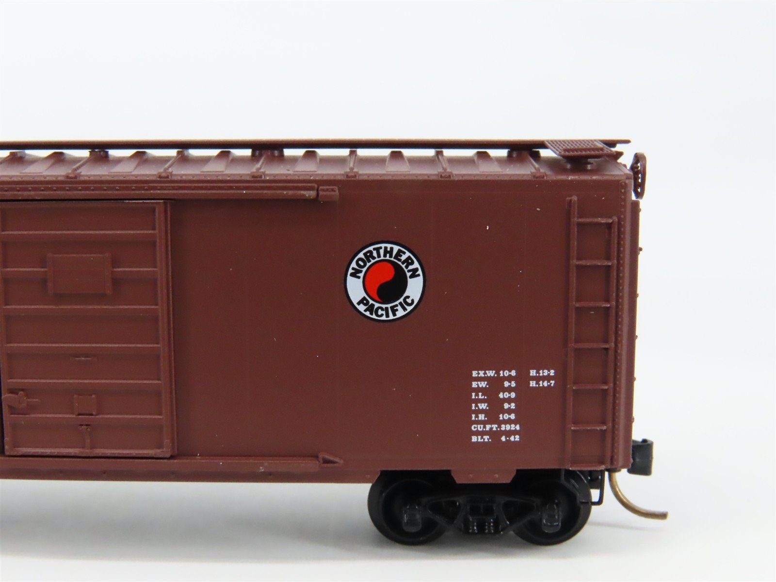 N Scale Micro-Trains 20980 NP Northern Pacific 40' Box Car 27588 RTR