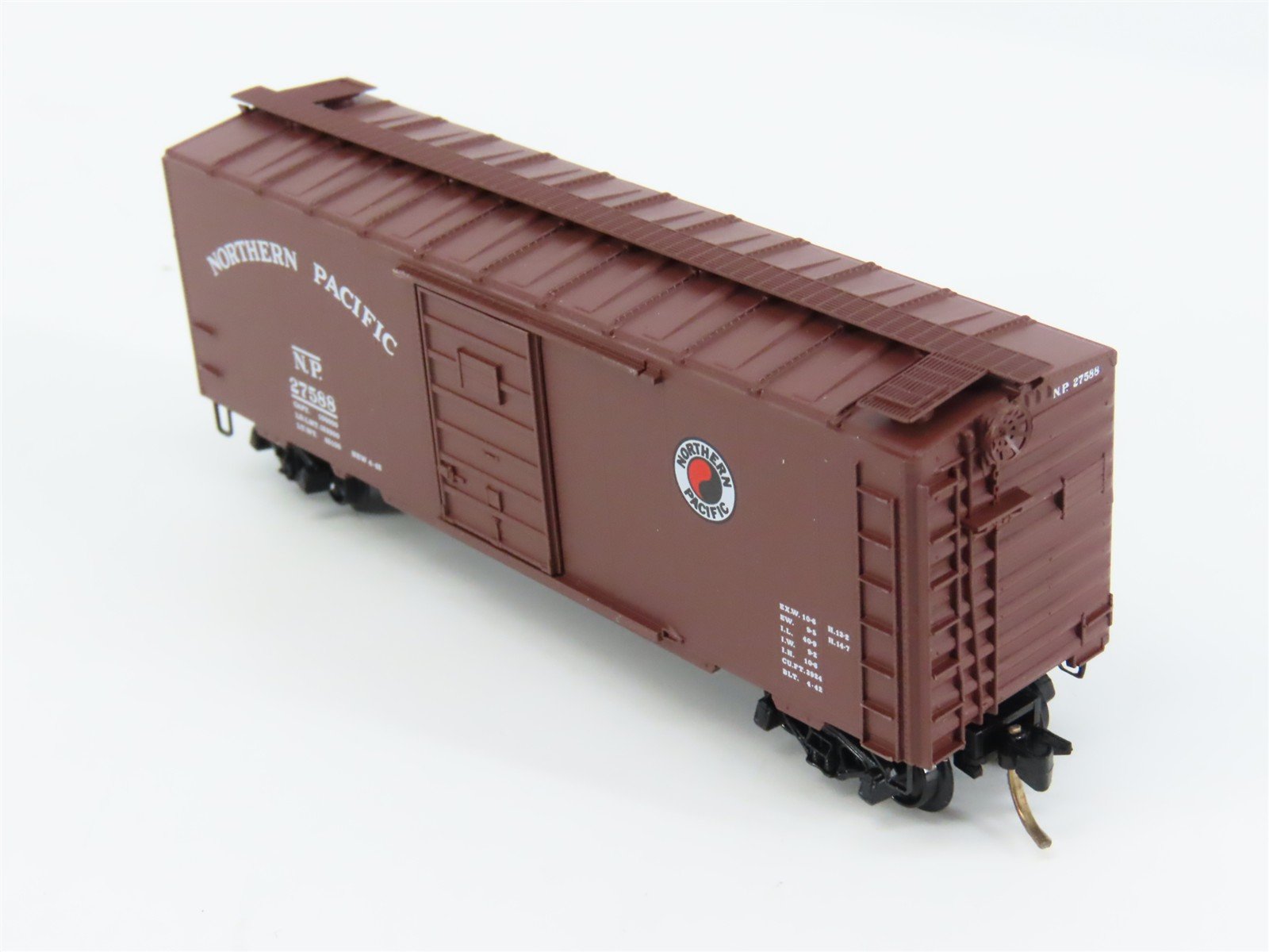 N Scale Micro-Trains 20980 NP Northern Pacific 40' Box Car 27588 RTR