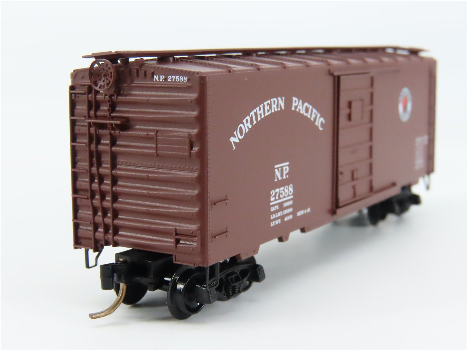 N Scale Micro-Trains 20980 NP Northern Pacific 40' Box Car 27588 RTR