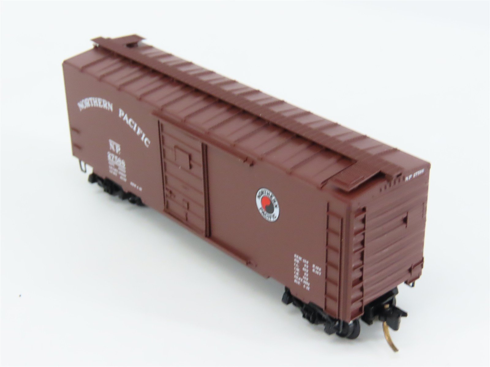 N Scale Micro-Trains 20980 NP Northern Pacific 40' Box Car 27588 RTR