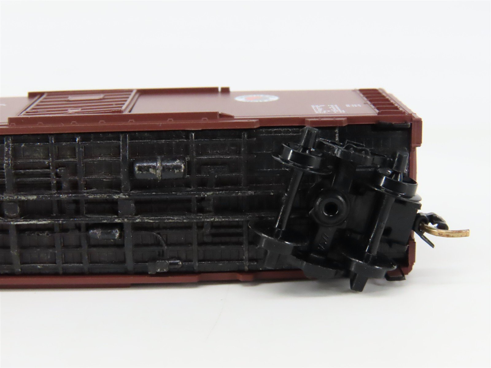 N Scale Micro-Trains 20980 NP Northern Pacific 40' Box Car 27588 RTR