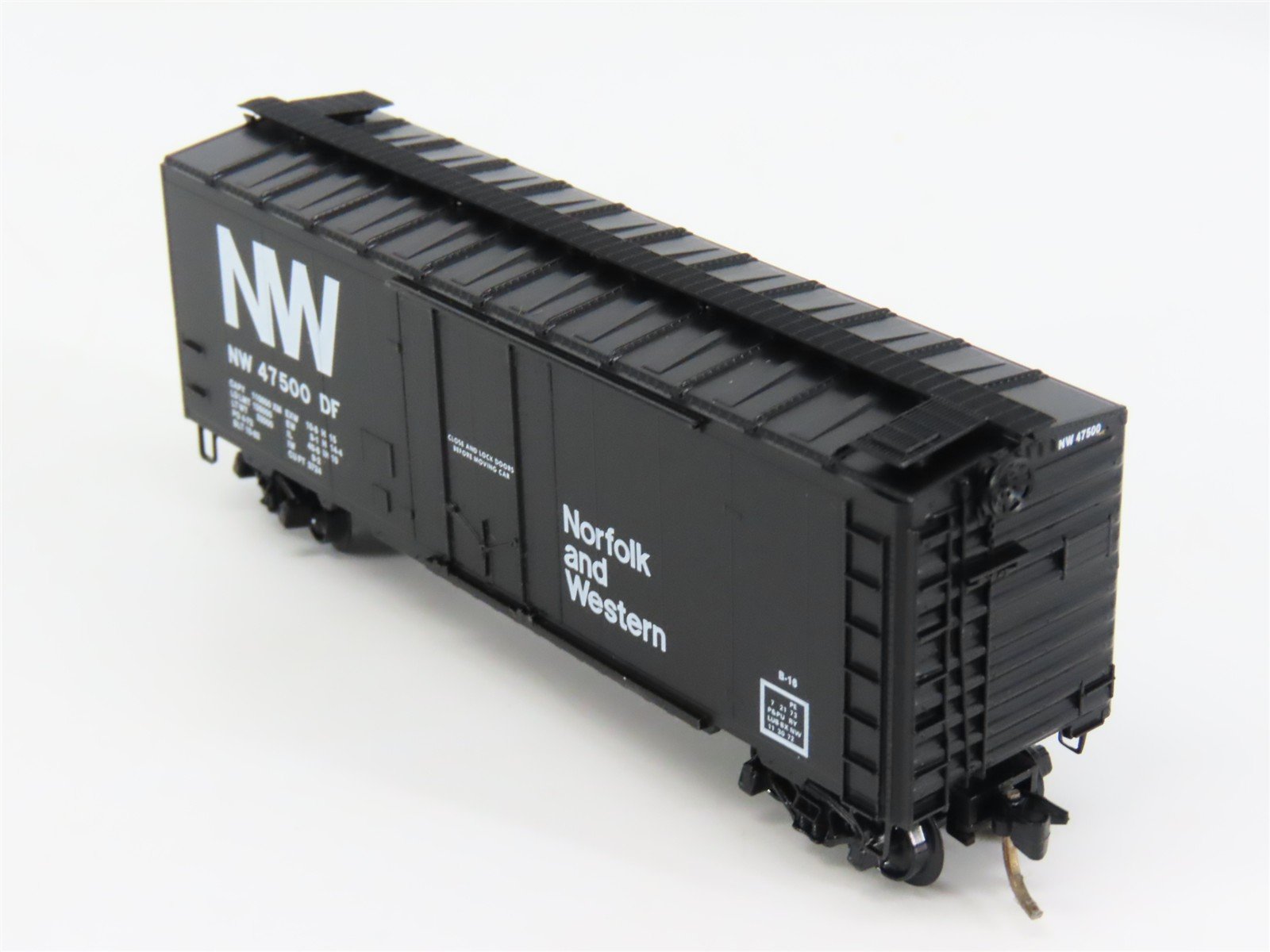 N Scale Micro-Trains 21150 NW Norfolk & Western 40' Plug Door Box Car 47500 RTR