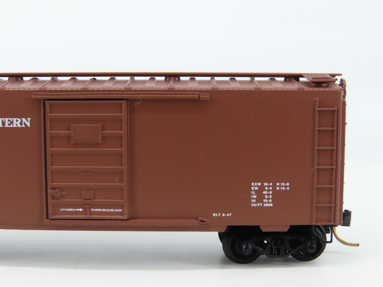 N Scale Micro-Trains 20466 CGW Chicago Great Western 40' Box Car 93365 RTR