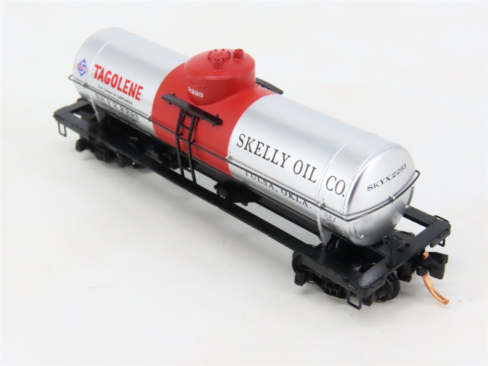 N Scale Micro-Trains 06500780 SKYX Skelly Oil Co. 39' Single Dome Tank Car RTR