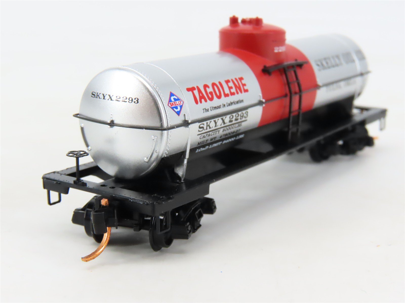N Scale Micro-Trains 06500780 SKYX Skelly Oil Co. 39' Single Dome Tank Car RTR