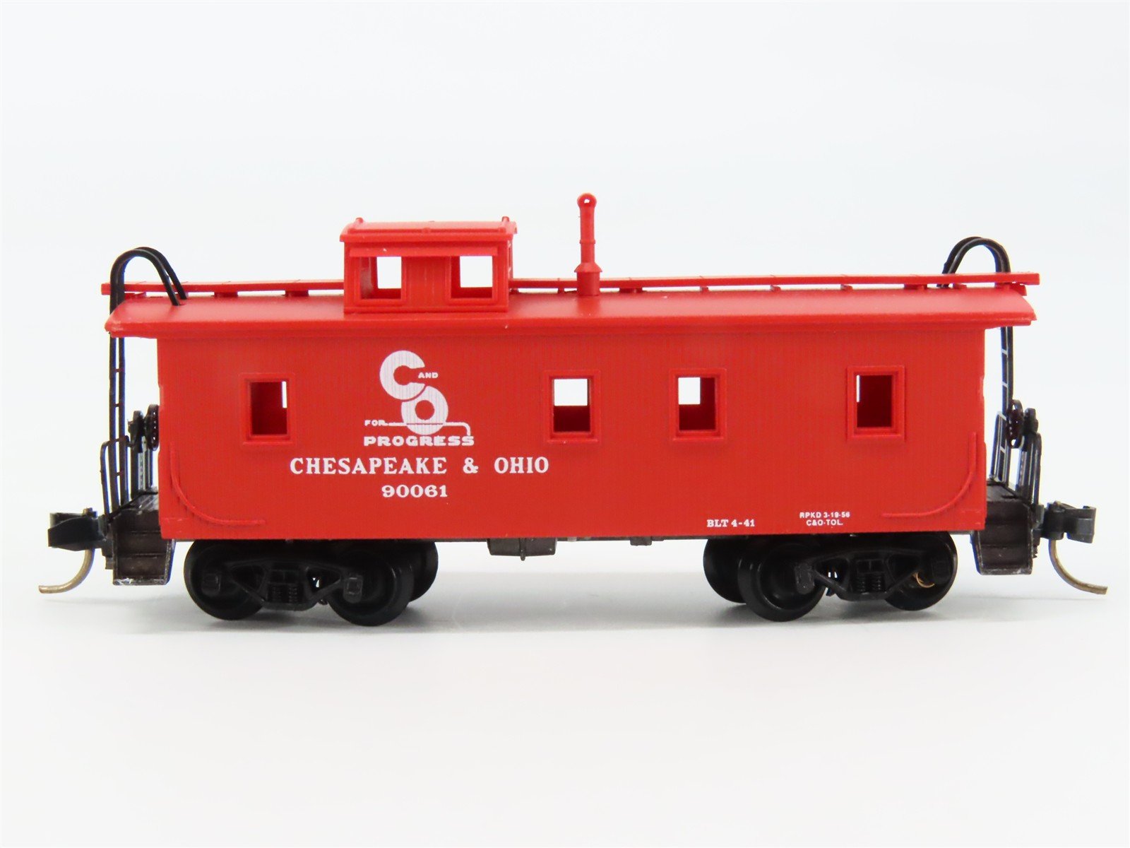 N Scale Micro-Trains 50190 C&O Chesapeake & Ohio 34' Wood Sheathed Caboose RTR