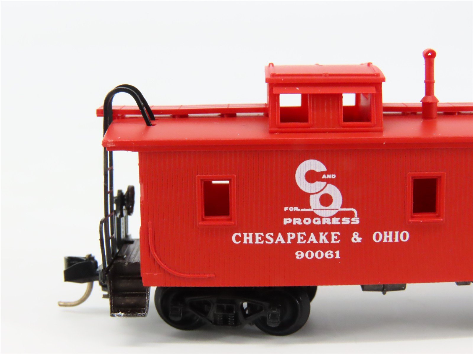 N Scale Micro-Trains 50190 C&O Chesapeake & Ohio 34' Wood Sheathed Caboose RTR