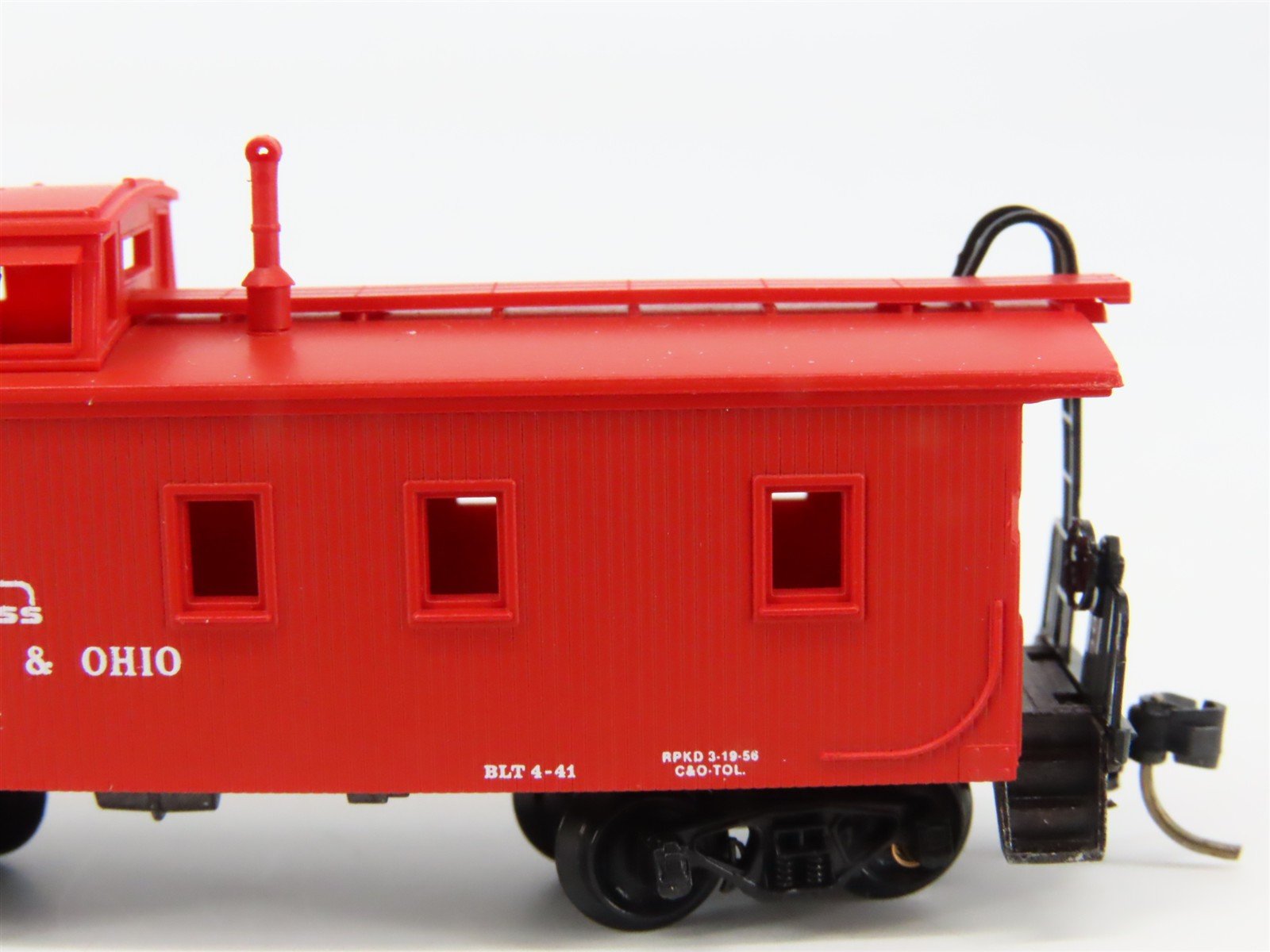 N Scale Micro-Trains 50190 C&O Chesapeake & Ohio 34' Wood Sheathed Caboose RTR