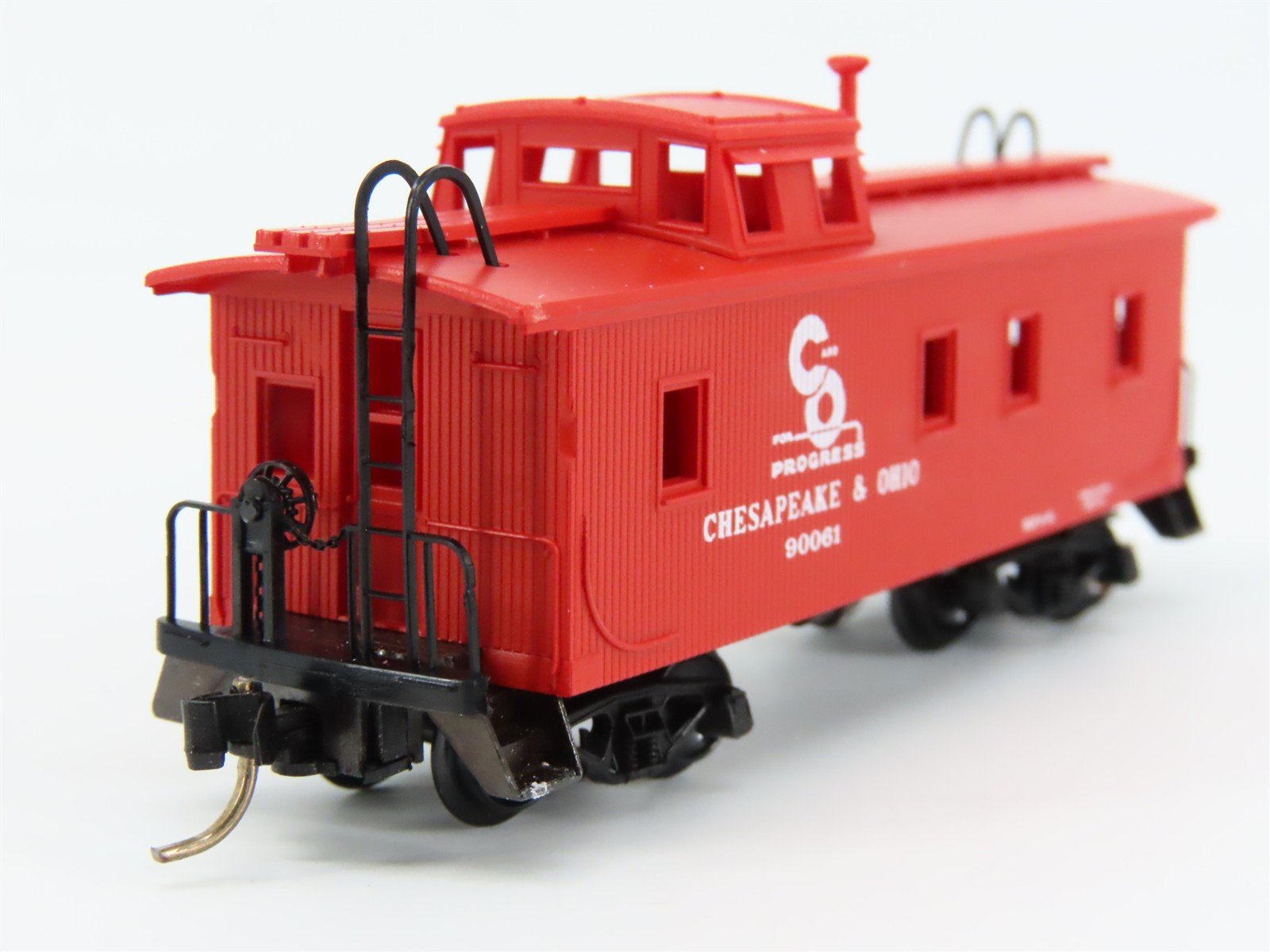 N Scale Micro-Trains 50190 C&O Chesapeake & Ohio 34' Wood Sheathed Caboose RTR