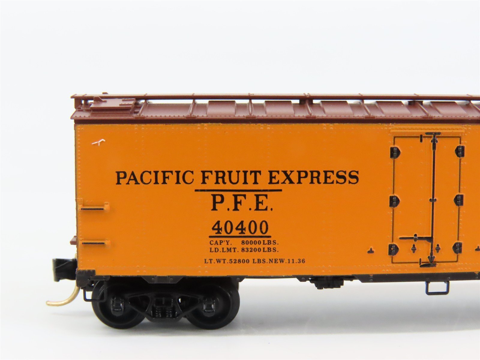 N Scale Micro-Trains 59010 PFE Pacific Fruit Express 40' Ice Reefer 40400 RTR