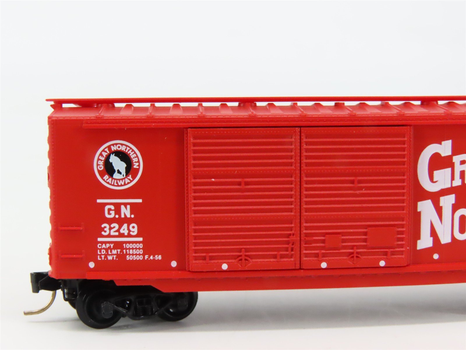 N Scale Micro-Trains 23200 GN Great Northern 40' Double Door Box Car 3249 RTR