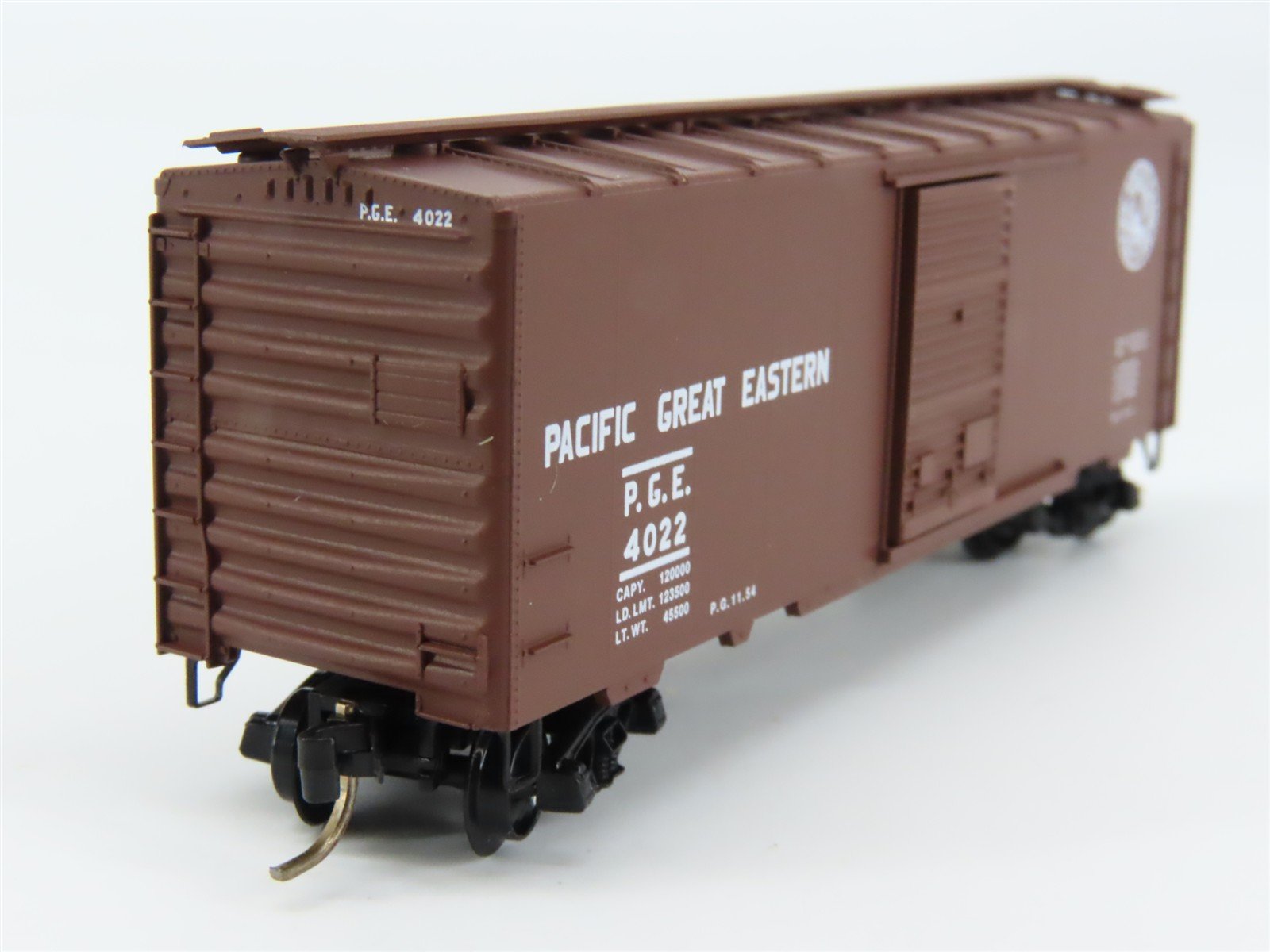 N Scale Micro-Trains 20970 PGE Pacific Great Eastern 40' Box Car 4022 RTR
