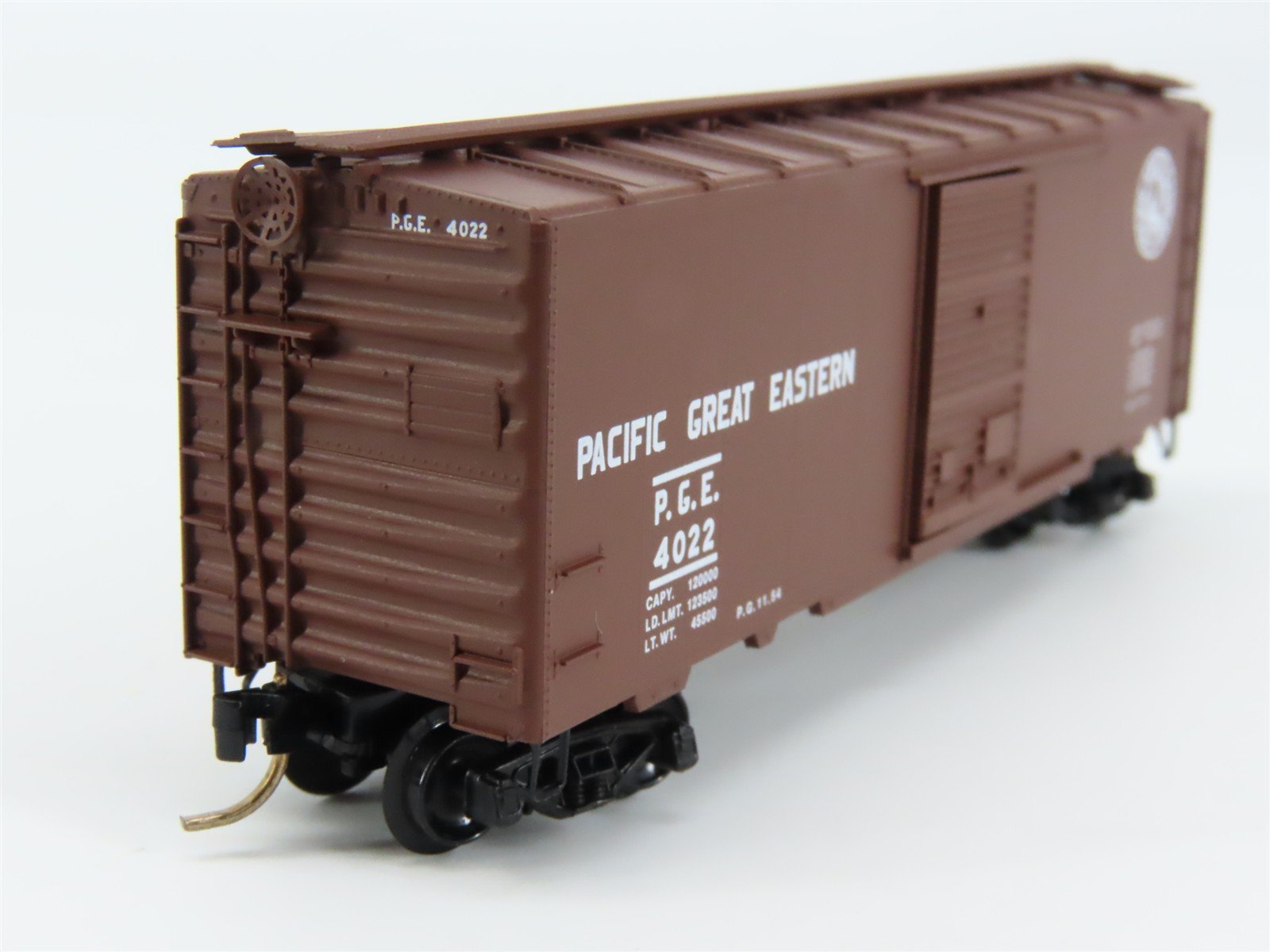 N Scale Micro-Trains 20970 PGE Pacific Great Eastern 40' Box Car 4022 RTR