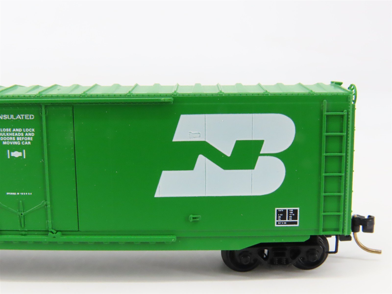 N Scale Micro-Trains 38200 BN Burlington Northern 50' Plug Door Box Car RTR