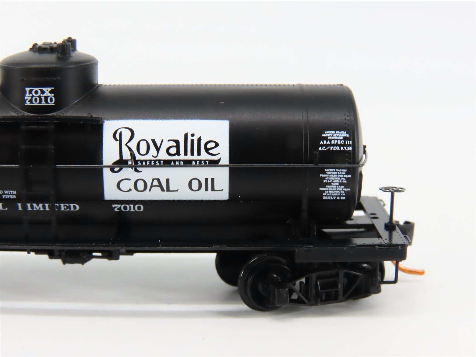 N Scale Micro-Trains 06500770 IOX Imperial Oil 39' Tank Car 7010 RTR