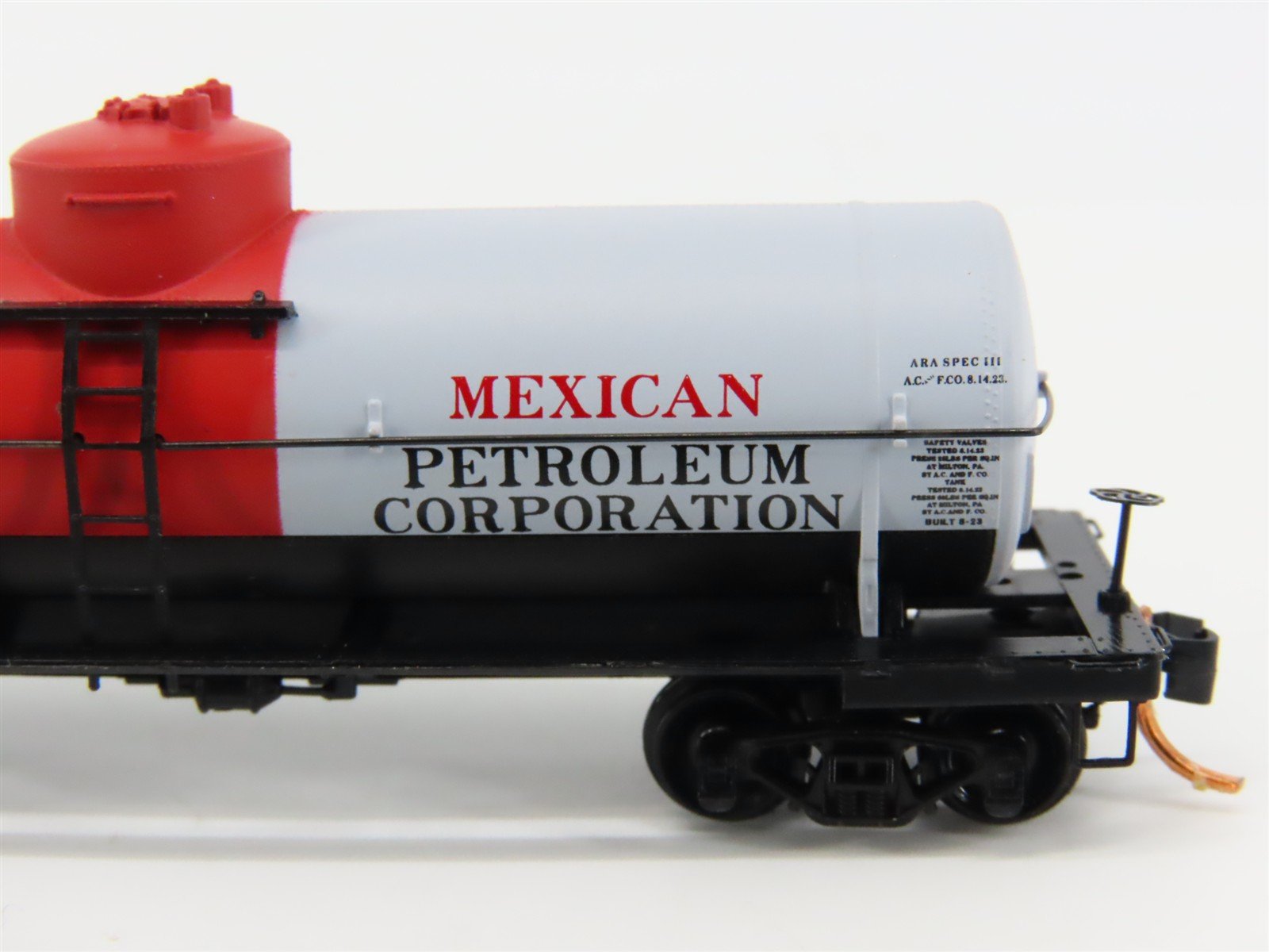 N Scale Micro-Trains 06500840 Mexican Petroleum Co. 39' Single Dome Tank Car RTR