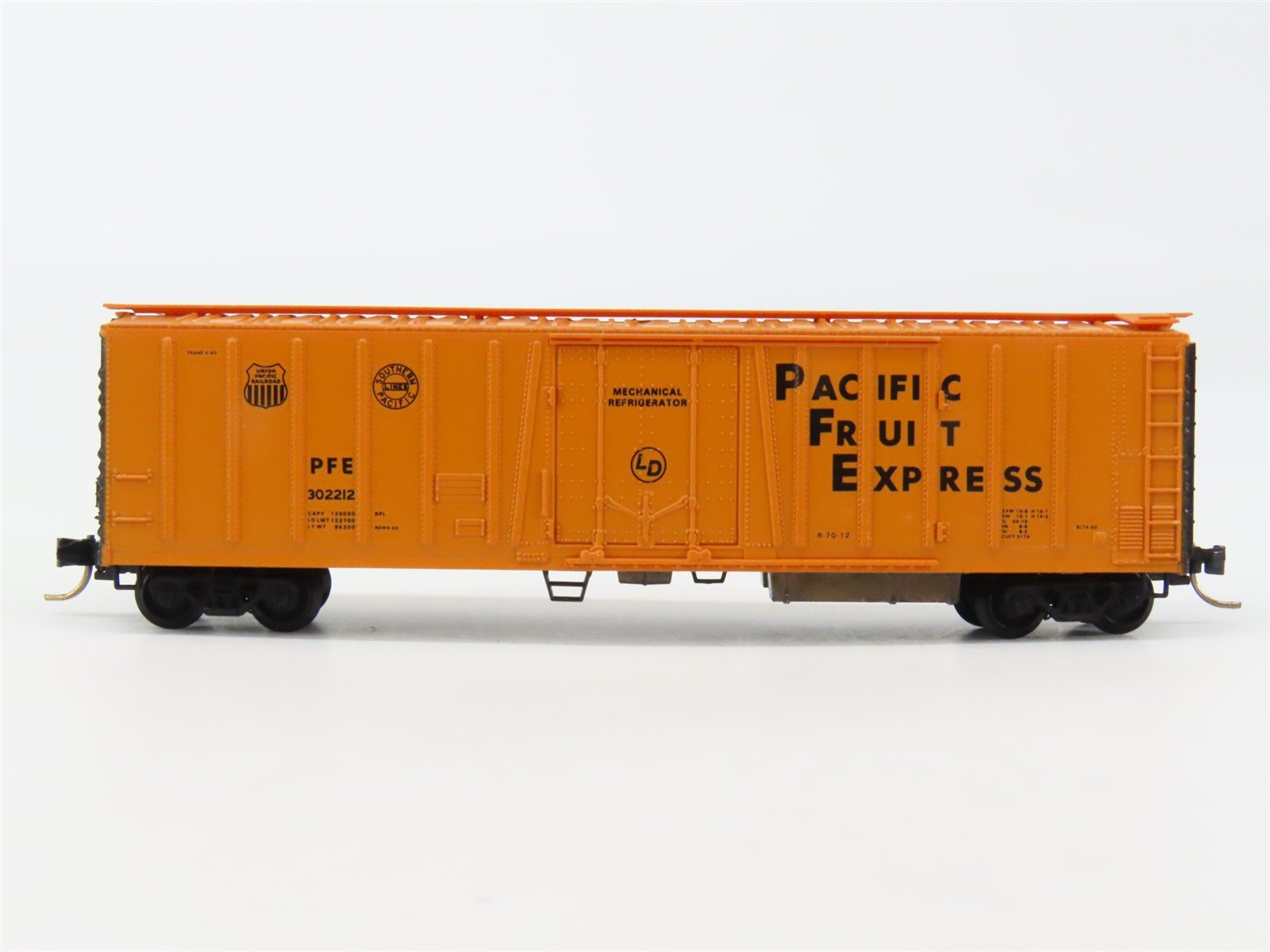 N Scale Micro-Trains 70010 PFE Pacific Fruit Express 51' Mechanical Reefer RTR